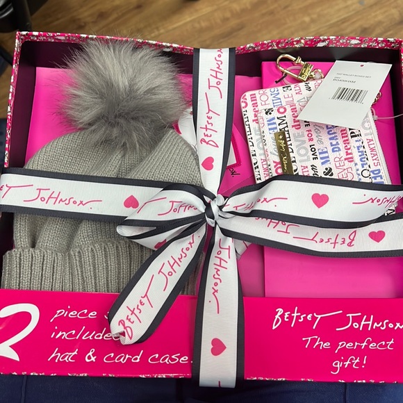 Besty Johnson gift set beanie and wallet - Picture 1 of 2